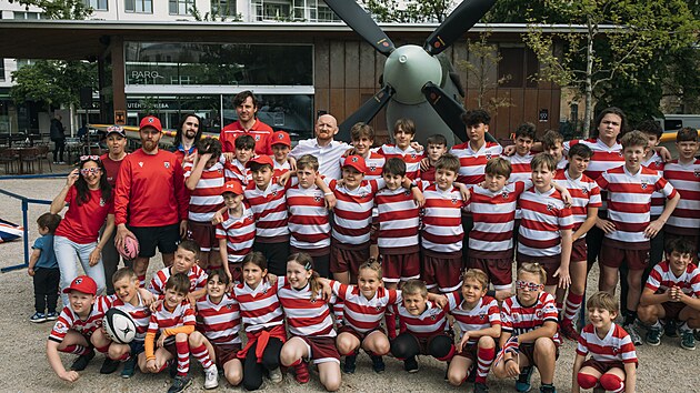 Na tvrten akci britsk ambasdy v parku na Moravskm nmst v centru Brna si zahrl rugby i velvyslanec Matt Field. (24. dubna 2025)