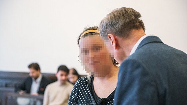 Krajsk soud v Brn se zaal dnes zabvat ppadem dvojice obalovan v souvislosti se zneuitm a znsilnnm dtte mladho 15 let. Obalovni jsou z vce trestnch in.