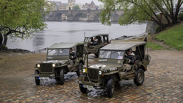 Konvoj zhruba des�tky historick�ch arm�dn�ch vozidel v p�tek v centru Prahy p�ipomn�l 80 let od konce druh� sv�tov� v�lky. P�ed americk�m velvyslanectv�m na Mal� Stran� si mohli lid� zrekonstruovan� vozy prohl�dnout i p�es de�tiv� po�as�. Konvoj svobody n�sledn� odjel do ji�n�ch a z�padn�ch �ech. (25. dubna 2025)