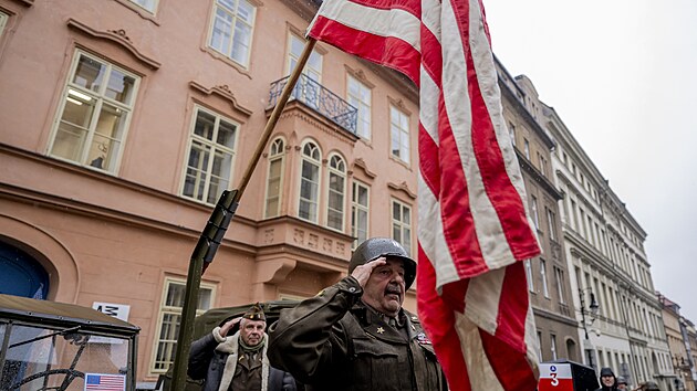 Konvoj zhruba des�tky historick�ch arm�dn�ch vozidel v p�tek v centru Prahy p�ipomn�l 80 let od konce druh� sv�tov� v�lky. P�ed americk�m velvyslanectv�m na Mal� Stran� si mohli lid� zrekonstruovan� vozy prohl�dnout i p�es de�tiv� po�as�. Konvoj svobody n�sledn� odjel do ji�n�ch a z�padn�ch �ech. (25. dubna 2025)