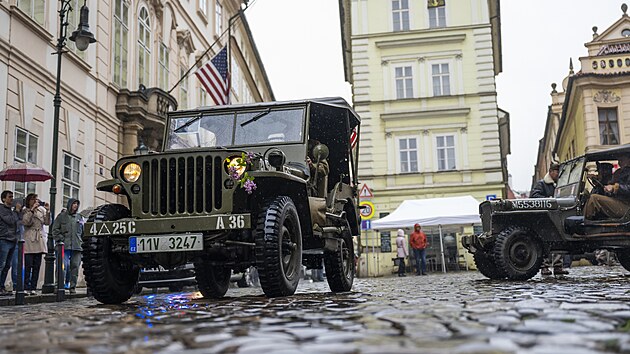 Konvoj zhruba des�tky historick�ch arm�dn�ch vozidel v p�tek v centru Prahy p�ipomn�l 80 let od konce druh� sv�tov� v�lky. P�ed americk�m velvyslanectv�m na Mal� Stran� si mohli lid� zrekonstruovan� vozy prohl�dnout i p�es de�tiv� po�as�. Konvoj svobody n�sledn� odjel do ji�n�ch a z�padn�ch �ech. (25. dubna 2025)