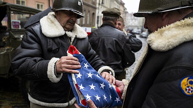 Konvoj zhruba des�tky historick�ch arm�dn�ch vozidel v p�tek v centru Prahy p�ipomn�l 80 let od konce druh� sv�tov� v�lky. P�ed americk�m velvyslanectv�m na Mal� Stran� si mohli lid� zrekonstruovan� vozy prohl�dnout i p�es de�tiv� po�as�. Konvoj svobody n�sledn� odjel do ji�n�ch a z�padn�ch �ech. (25. dubna 2025)