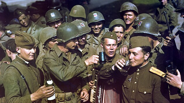 Setkání amerických a sov�tských voják� v Torgau (25. dubna 1945)