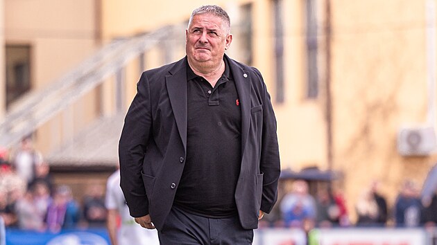 Zasko�ený trenér Milan Valachovi� reaguje na výkon Lí�n� v druholigovém derby...