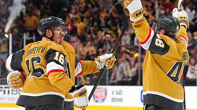 Tom� Hertl z Vegas Golden Knights (vpravo) slav� se spoluhr��i g�l proti Minnesota Wild.