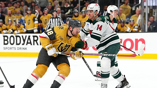 Tom� Hertl z Vegas Golden Knights a Joel Eriksson Ek z Minnesota Wild v souboji.
