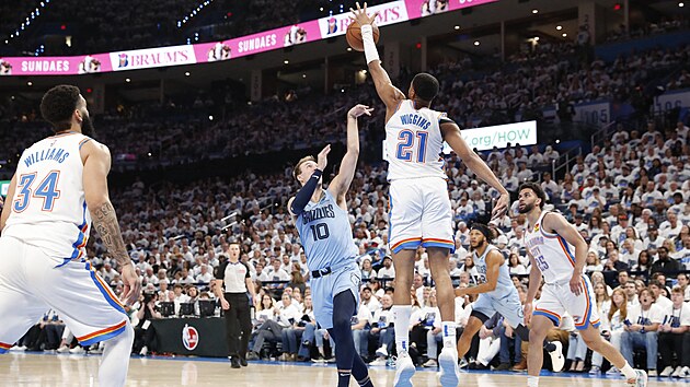 Aaron Wiggins z Oklahoma City Thunder blokuje st�elu Lukea Kennarda z Memphis Grizzlies.