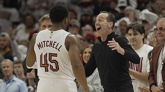 Tren�r Kenny Atkinson z Cleveland Cavaliers v�t� na lavi�ce Donovana Mitchella kr�tce p�ed konce z�pasu s Miami Heat.