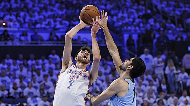 Chet Holmgren z Oklahoma City Thunder st��l� p�es Santiho Aldamu z Memphis Grizzlies.
