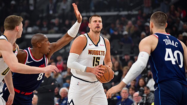 Nikola Joli� z Denver Nuggets b�hem t�etího utkání série s Los Angeles Clippers.