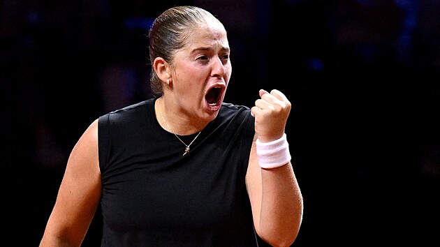 Jelena Ostapenková slaví ve finále turnaje v Stuttgartu.