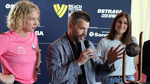 Novou trofej pro nejlep�í týmy turnaje J&T Banka Ostrava Beach Pro 2025 její...