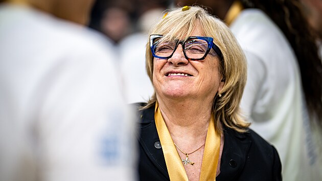 Trenérka Natália Hejková slaví sv�j t�ináctý ligový titul s ZVVZ USK Praha.