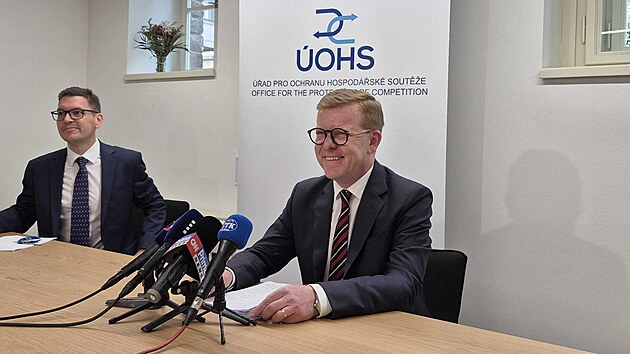 Tiskov� konference ��adu pro ochranu hospod��sk� sout�e ozn�mila kone�n� rozhodnut� o pr�b�hu tendru na dostavbu nov�ch jadern�ch zdroj� v Dukovanech. Na fotografii vpravo je p�edseda ��adu Petr Mlsna. (24. duban 2025)