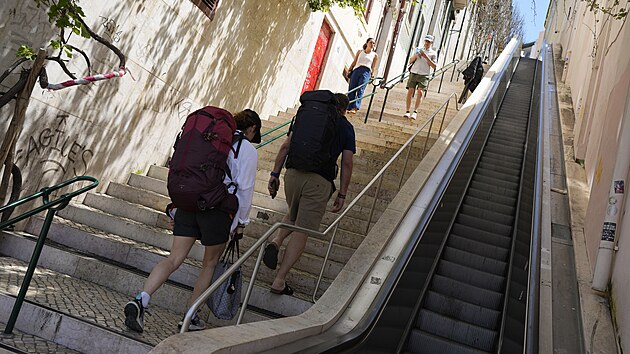 Lid� stoupaj� po schodech ve star�m centru Lisabonu pot�, co eskal�tor p�estal fungovat po v�padku proudu. (28. dubna 2025)