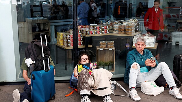 Lid� vy�k�vaj� na vlakov�m n�dra�� Joaquin Sorolla pot�, co cestuj�c� uv�zli b�hem v�padku proudu, kter� zas�hl velkou ��st �pan�lska. (28. dubna 2025)