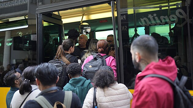 Lid� se sna�� nastoupit do p�epln�n�ho autobusu pot�, co metro p�estalo jezdit po v�padku proudu v Lisabonu v Portugalsku. (28. dubna 2025)