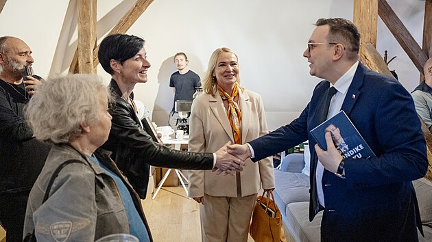 Ministr zahrani�í Jan Lipavský, nejvy��í státní zástupkyn� Lenka bradá�ová,...