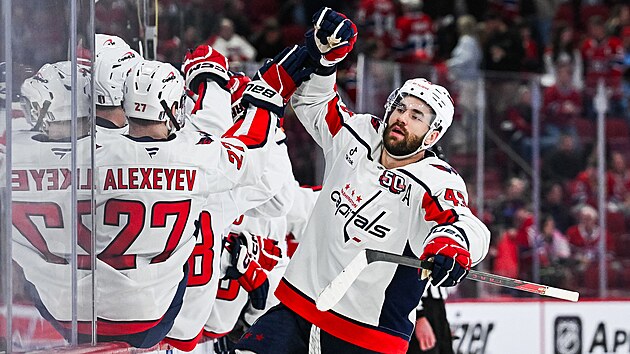 Tom Wilson z Washingtonu slaví trefu proti Montrealu.