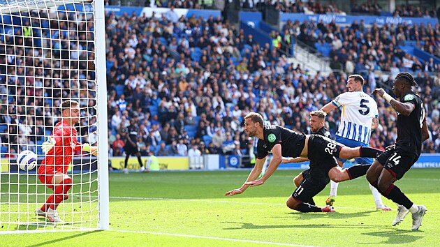 Tomá� Sou�ek z West Hamu skóruje v utkání s Brightonem.