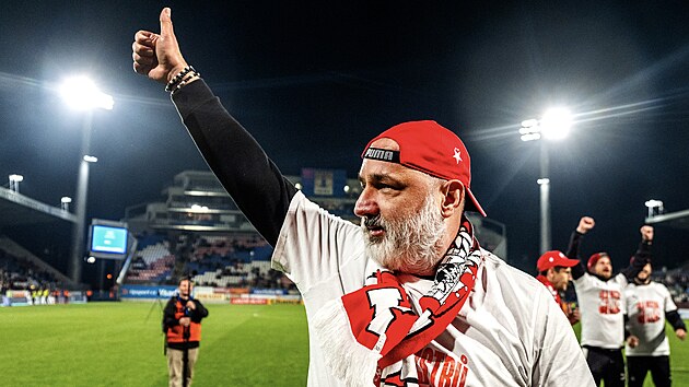 Trenér Slavie Jind�ich Trpi�ovský slaví zisk mistrovského titulu.