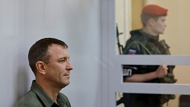 Gener�lmajor Ivan Popov, b�val� velitel 58. rusk� arm�dy, se ��astn� sly�en� u vojensk�ho soudu v Moskv�. (27. kv�tna 2024)