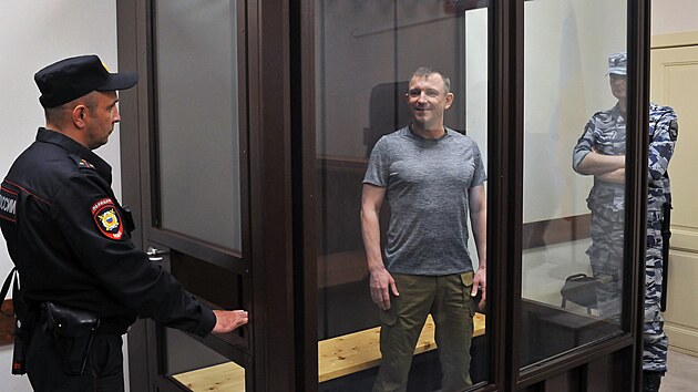 Gener�lmajor Ivan Popov u soudn�ho sly�en� v Tambov� (24. dubna 2025)