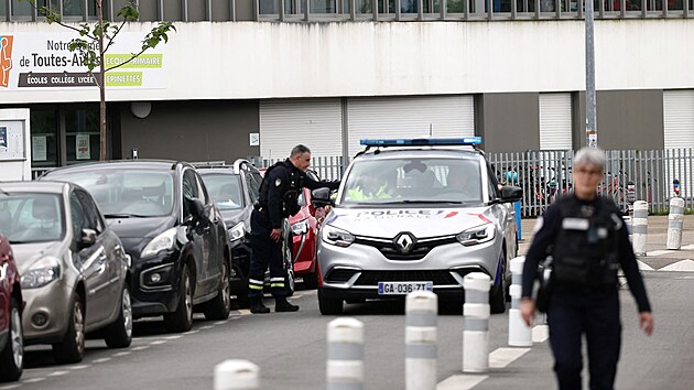 Francouzsk� policie zaji��uje oblast pobl� st�edn� �koly u m�sta Nantes pot�, co zde student pobodal sv� spolu��ky. (24. dubna 2025)