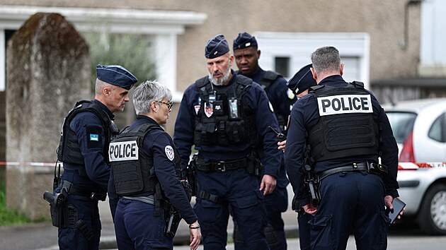 Francouzsk� policie zaji��uje oblast pobl� st�edn� �koly u m�sta Nantes pot�, co zde student pobodal sv� spolu��ky. (24. dubna 2025)