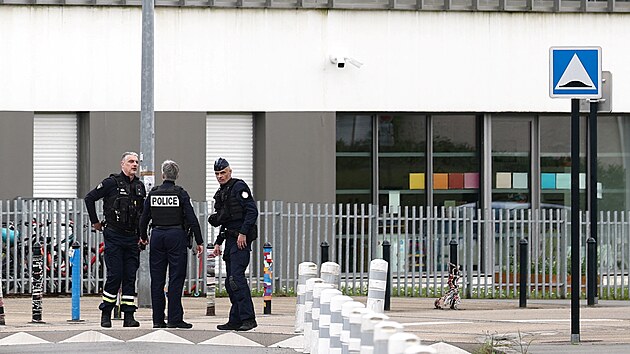 Francouzsk� policie zaji��uje oblast pobl� st�edn� �koly u m�sta Nantes pot�, co zde student pobodal sv� spolu��ky. (24. dubna 2025)
