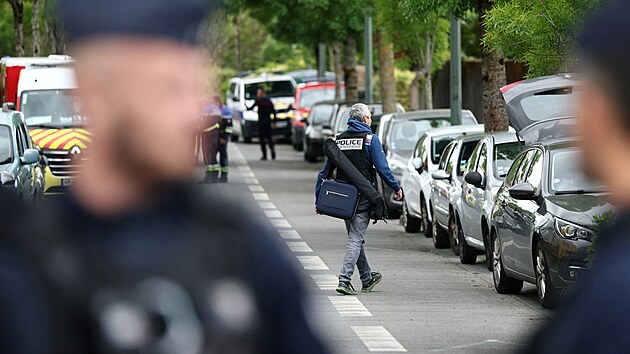 Francouzsk� policie zaji��uje oblast pobl� st�edn� �koly u m�sta Nantes pot�, co zde student pobodal sv� spolu��ky. (24. dubna 2025)