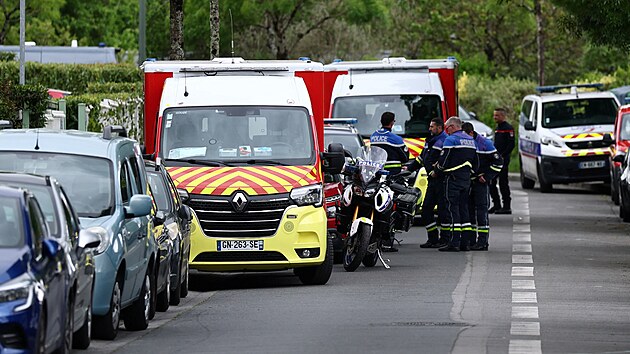 Francouzsk� policie zaji��uje oblast pobl� st�edn� �koly u m�sta Nantes pot�, co zde student pobodal sv� spolu��ky. (24. dubna 2025)