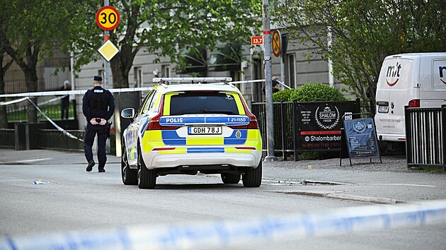 Policista pracuje pobl� m�sta, kde bylo zran�no n�kolik lid� po st�elb�. (29. dubna 2025)