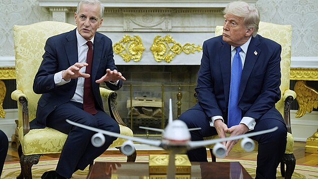 Prezident Donald Trump naslouchá norskému premiérovi Jonasi Gahrovi Storeovi během bilaterálního setkání v Oválné pracovně Bílého domu. (24. dubna 2025)