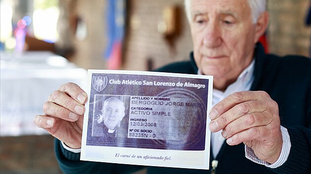 Oscar Lucchini, kter� vede kapli San Lorenzo de Almagro, ukazuje fotografii karty, je� dokl�d� klubov� �lenstv� pape�e Franti�ka.