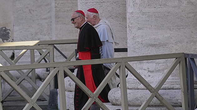 Kardin�lov� se setk�vaj� na n�m�st� svat�ho Petra ve Vatik�nu. Budou jednat o poh�bu a datu konkl�ve, kde zvol� novou hlavu katolick� c�rkve. (22. dubna 2025)