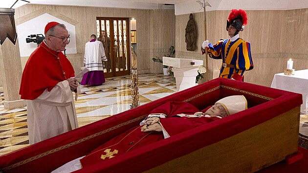 Tlo papee je vystaveno v kapli Santa Marta ve Vatiknu. Nad tlem Frantika stoj kardinl Pietro Parolin. (22. dubna 2025)