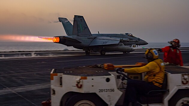 St�ha�ka F/A-18E Super Hornet na palub� USS Harry S. Truman v Rud�m mo�i (16. b�ezna 2025)