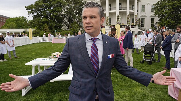 Americk ministr obrany Pete Hegseth ped Blm domem (21. dubna 2025)