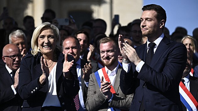 Marine Le Penov a Jordan Bardella na demonstraci proti verdiktu soudu (6. dubna 2024)