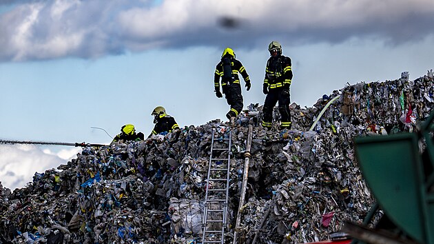 Hasiči v úterý pokračují v likvidaci obřího požáru skládky lisovaných plastů u Rynholce na Rakovnicku. Hořet začalo v pondělí večer. (22. duben 2025)