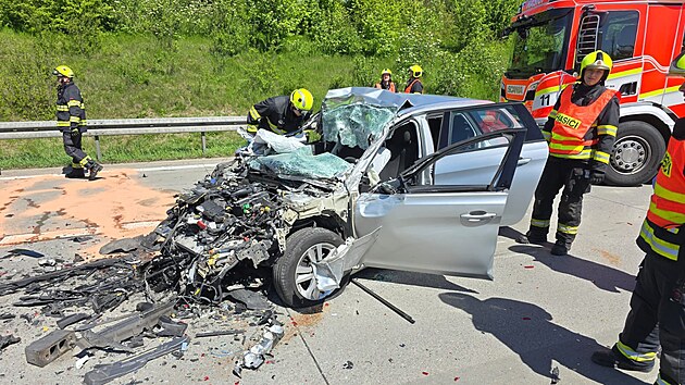 Při nehodě osobního automobilu a kamionu na Pražském okruhu u Jesenice v neděli zasahovaly všechny složky záchranného systému. (27. dubna 2025)