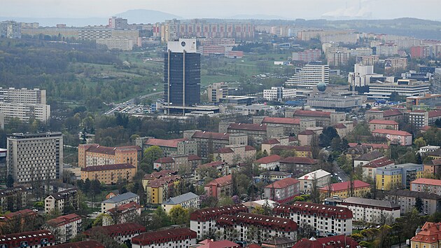 Mrakodrap SaS group Tower v centru Mostu. Nepehldnuteln dominanta msta. (duben 2025)