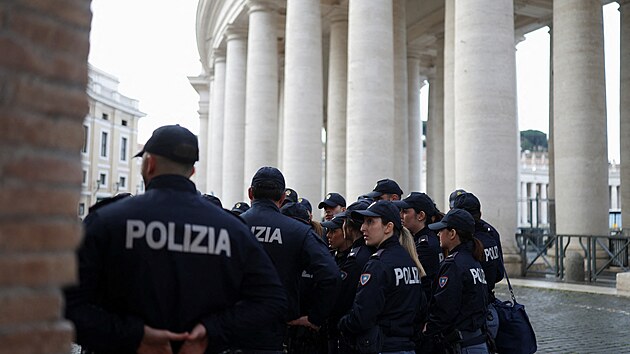 Policist� hl�daj�c� pobl� baziliky svat�ho Petra, kde v���c� stoj� ve front�, aby se poklonili pape�i Franti�kovi, kter� le�� ve st�tn� svatyni. (25. dubna 2025)
