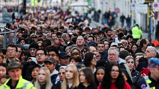 V���c� stoj� ve front� na vstup do baziliky svat�ho Petra, aby se poklonili pape�i Franti�kovi, kter� zde le�� v rakvi. (25. dubna 2025)