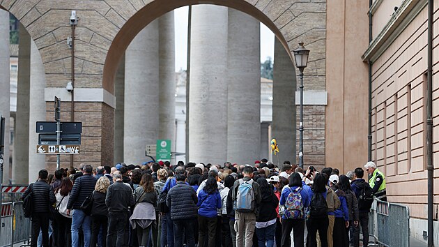 V���c� stoj� ve front� na vstup do baziliky svat�ho Petra, aby se poklonili pape�i Franti�kovi, kter� zde le�� v rakvi. (25. dubna 2025)