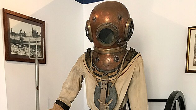 Cartagena, n�mo�n� muzeum. To nen� rekvizita z film� Karla Zemana, ale skute�n� skafandr z 19. stolet�. O p��vod vzduchu se starala ru�n� pumpa.
