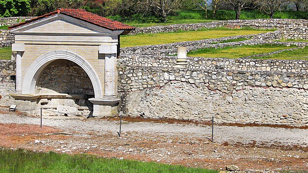 Ulice Gorsia zdobily dv� okrasn� font�ny neboli nymfea.