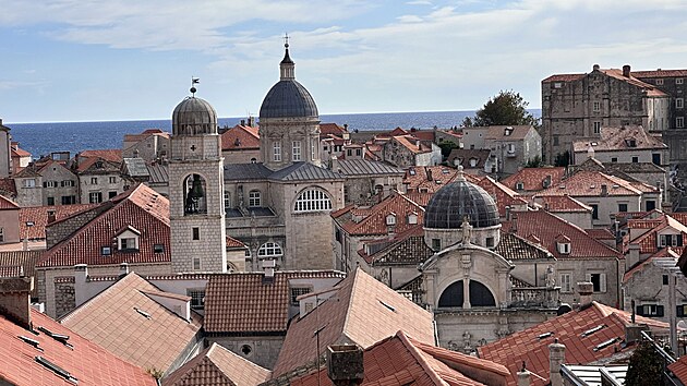 V historick�m centru Dubrovn�ku se m��ete proj�t po mohutn�ch hradb�ch, odkud se otev�r� v�hled na �erven� st�echy m�sta i nekone�n� modr� d�lky Jadranu.