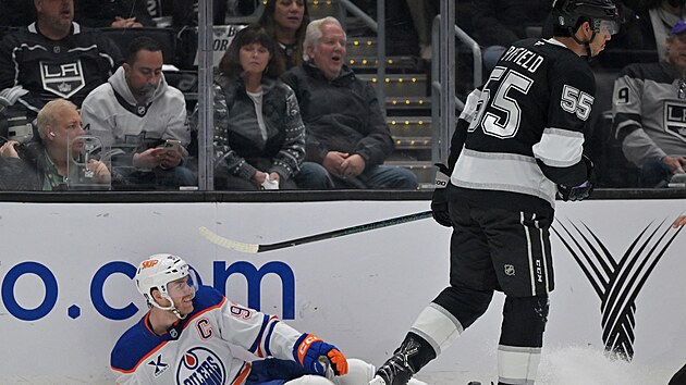 Connor McDavid, úto�ník hokejového Edmontonu, padá na led po souboji s...